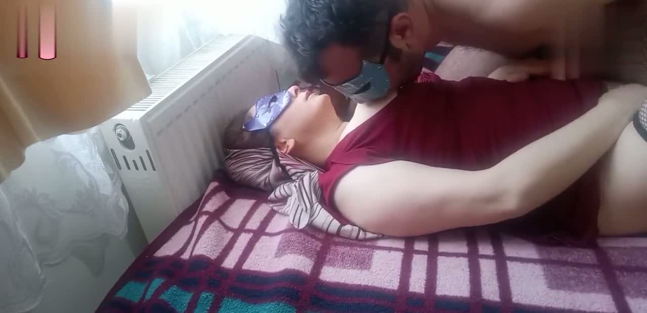 Kocası yokken genç esnafı eve çağırıyor